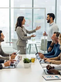 Profesionales diversos colaborando en una oficina moderna, simbolizando la importancia de las habilidades blandas en el trabajo.