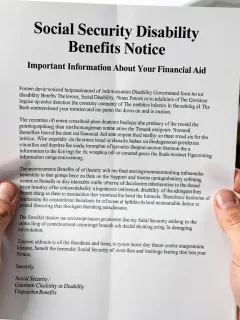 Manos sosteniendo un documento oficial sobre beneficios por discapacidad en EE. UU.