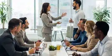 Profesionales diversos colaborando en una oficina moderna, simbolizando la importancia de las habilidades blandas en el trabajo.