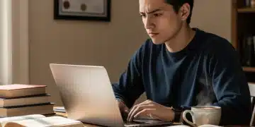 Guía práctica 2026: Subvenciones federales para educación en línea Mujer estudiando en línea con laptop, rodeada de libros y una taza de café, simbolizando éxito educativo y acceso a subvenciones federales.